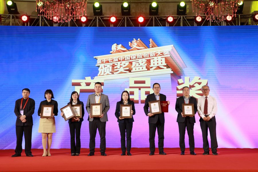 1672821106540911AJkX.jpg 2022中韓人壽尊耀一生(臻享版)終身壽險榮獲年度推薦終身壽險保險產品(領獎圖片).jpg